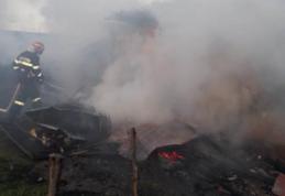 Casă distrusă de o țigară lăsată să ardă în apropierea unor materiale combustibile
