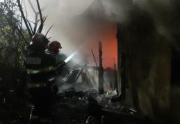 Bărbat de 69 ani decedat după ce casa în care locuia a luat foc - FOTO