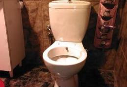 PERICOLUL din baie: ce se întâmplă dacă tragi apa la toaletă fără capac