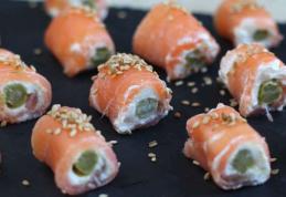 Rulouri cu somon și brânză