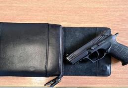 A uitat arma neletală în borsetă, iar acum este cercetat penal