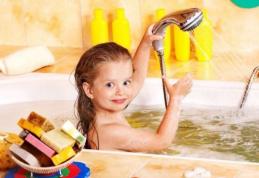 Cât de des trebuie să facă duș copiii. Specialiștii avertizează: Nu mai faceți această greșeală