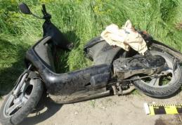A ajuns în șanț după ce a condus un moped beat și fără permis
