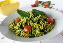 Salată de paste cu pesto de dovlecei, mozzarella și roșii uscate