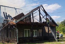 O magazie și acoperișul unei case dintr-o gospodărie au loc foc de la o țigară aprinsă - FOTO