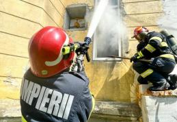 Casă din Botoșani cuprinsă de flăcări. Un tânăr se afla în interior - FOTO