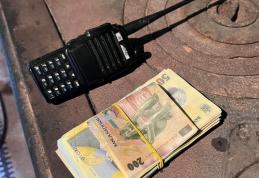 Țigarete, mii de lei și stații de emisie - recepție descoperite în urma unor percheziții la Botoșani - FOTO