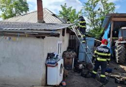 Un incendiu a cuprins acoperișul și bunurile din podul unei case. Pompierii au intervenit - FOTO