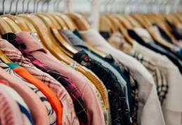 Articole vestimentare susceptibile a fi contrafăcute ridicate de polițiști dintr-un second-hand din Botoșani