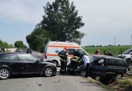 Două persoane au avut nevoie de îngrijiri medicale în urma unui accident rutier