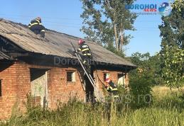 Incendiu izbucnit la o clădire dezafectată din Dorohoi. Pompierii au intervenit pentru stingere – FOTO
