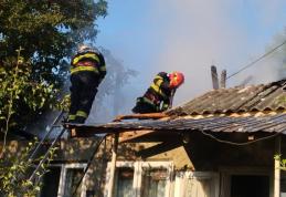Bucătăria și acoperișul unei case din Cristinești cuprinse de un incendiu - FOTO