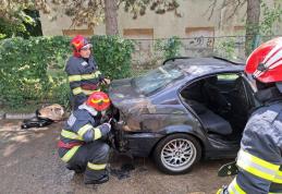 Autoturism cuprins de flăcări, pe o stradă din Trușești