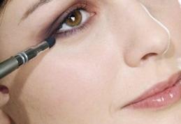 Cum te machiezi când rămâi fără cosmetice?
