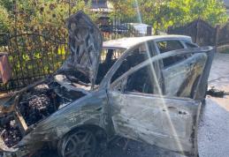 Autoturism parcat pe o stradă din Bucecea, cuprins de flăcări