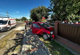 Accident! Trei persoane au fost rănite după ce mașina în care se aflau s-a izbit într-un gard - FOTO