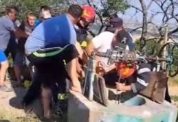 Din salvator a ajuns victimă! Un bărbat a vrut să salveze o pisică dintr-o fântână și a rămas blocat