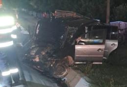Trei persoane au ajuns la spital după ce autoturismul în care se aflau s-a izbit violent de un cap de pod - FOTO