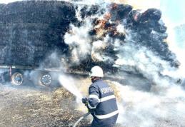 Camion încărcat cu baloți de paie cuprins de un incendiu. Pompierii au intervenit de urgență - FOTO