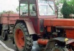 Bărbat ieșit la plimbare cu tractorul agricol și remorca deși nu avea permis