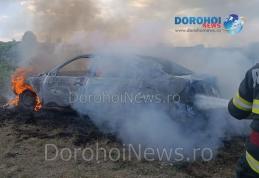 Mașină cuprinsă de flăcări pe un câmp din comuna Vârfu Câmpului - FOTO