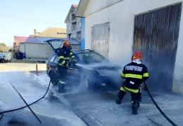 Mașină cuprinsă de flăcări la scurt timp după ce a fost parcat pe o stradă din Darabani