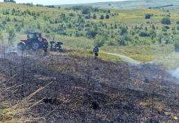 Zece tone de paie depozitate pe un câmp din județ, au ars într-un incendiu - FOTO