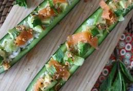 Castraveți umpluți cu orez, somon afumat, avocado și mentă