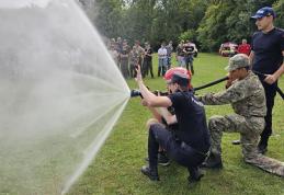 Copiii au învățat de la pompieri cum să acorde primul ajutor și cum să se comporte în cazul unor situații de urgență - FOTO