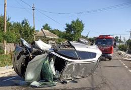 Accident cu victimă! O mașină a lovit un cap de pod și apoi s-a răsturnat - FOTO