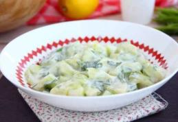 Salată de castraveți cu sos de iaurt