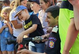 Copiii de la Școala de vară „JURJAC” 2023 în vizită la pompierii de la Detașamentul Dorohoi - FOTO