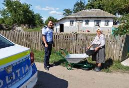 O bunicuță a rămas fără câteva lucruri din gospodărie, după ce un hoț i le-a vândut. Polițiștii au dat de urma lui