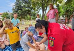 Pompierii prezenți la Școala vară de la Parohia „Sf. Ioan Botezătorul” din municipiul Botoșani - FOTO