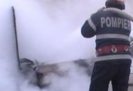 Maşină distrusă parţial într-un incendiu