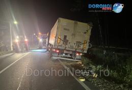Un TIR plin cu cereale a „căzut” de pe carosabil la ieșirea din Dorohoi - FOTO