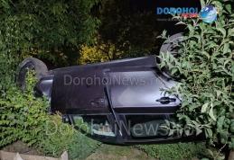 Accident în Loturi Enescu! O mașină a ieșit de pe carosabil și s-a răsturnat într-o curte - FOTO