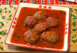 Chiftele în sos de roșii