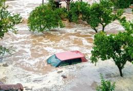 După incendii, grecii se confruntă cu inundații devastatoare. A plouat într-o zi cât într-un an