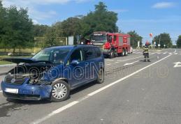 Accident la Vârfu Câmpului! Două mașini s-au izbit din cauza neacordării de prioritate - FOTO