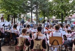 Misiune îndeplinită cu profesionalism de Orchestra „Mugurelul” la concursul „Moștenite din Bătrâni” Vorona 2023 - FOTO