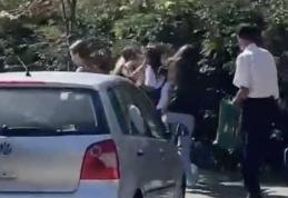 Două eleve din Botoșani s-au bătut cu pumni și picioare în plină stradă, în prima zi de școală