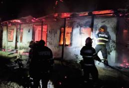 Casă și anexă cuprinse de flăcări la Stroiești