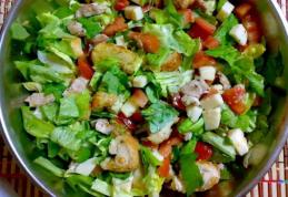 Salată din piept de pui cu crutoane