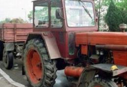 Tânăr fără permis prins la volanul unui tractor neînmatriculat. Polițiștii au găsit asupra lui pește fără documente și plase monofilament