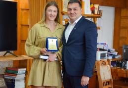 Moment festiv la Prefectură: Canotoarea Manuela Gabriela Lungu premiată pentru activitatea sportivă excepțională - FOTO