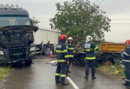 Accident la Leorda la trecerea la nivel cu calea ferată între un automotor de întreținere și un camion - FOTO