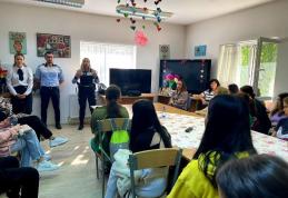 Sesiune de informare pe tema prevenirii consumului de droguri în rândul tinerilor derulată la Dorohoi