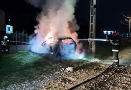 Mașină parcată în fața unei casei distrusă de un incendiu provocat - FOTO