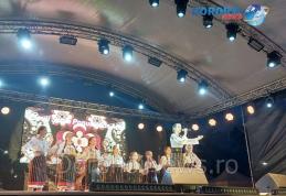 Artiștii locali au transmis tradiția prin muzică pe scena din centrul municipiului Dorohoi – FOTO